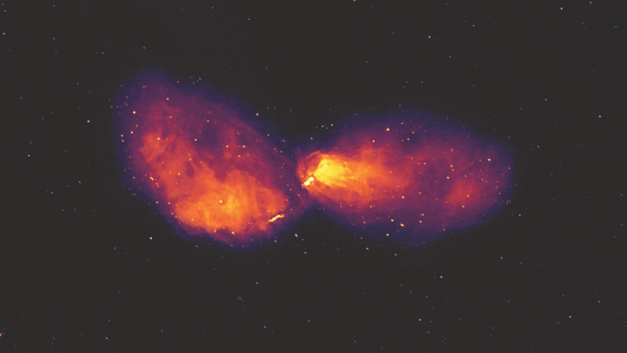 Astrónomos capturan erupción de agujero negro que equivale a 16 lunas llenas