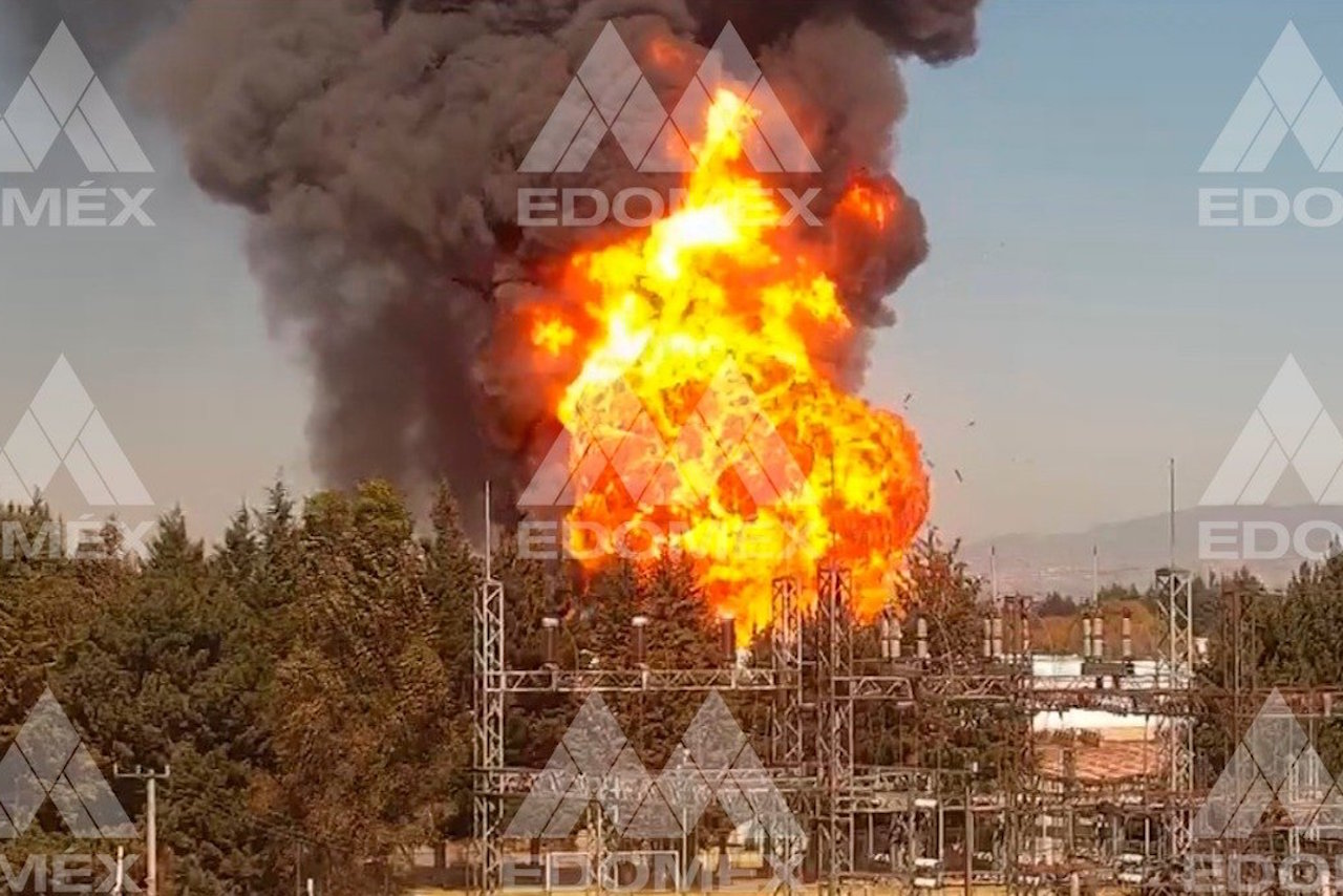 Reportan incendio al interior de una fábrica de pinturas en Lerma, Edomex