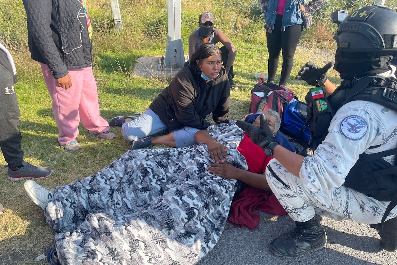 Agentes del INM atropellan a dos integrantes de la caravana migrante