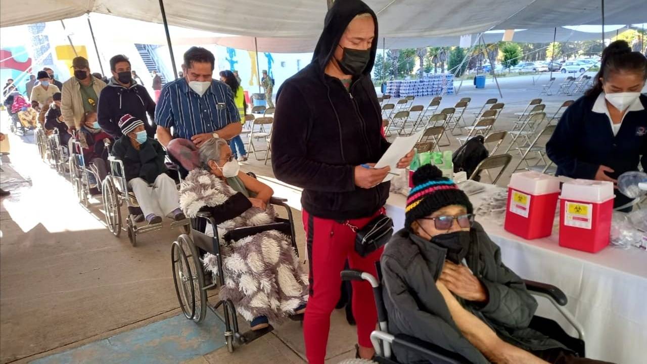 Puebla capital aplica la vacuna de refuerzo a sus adultos mayores: calendario y sedes
