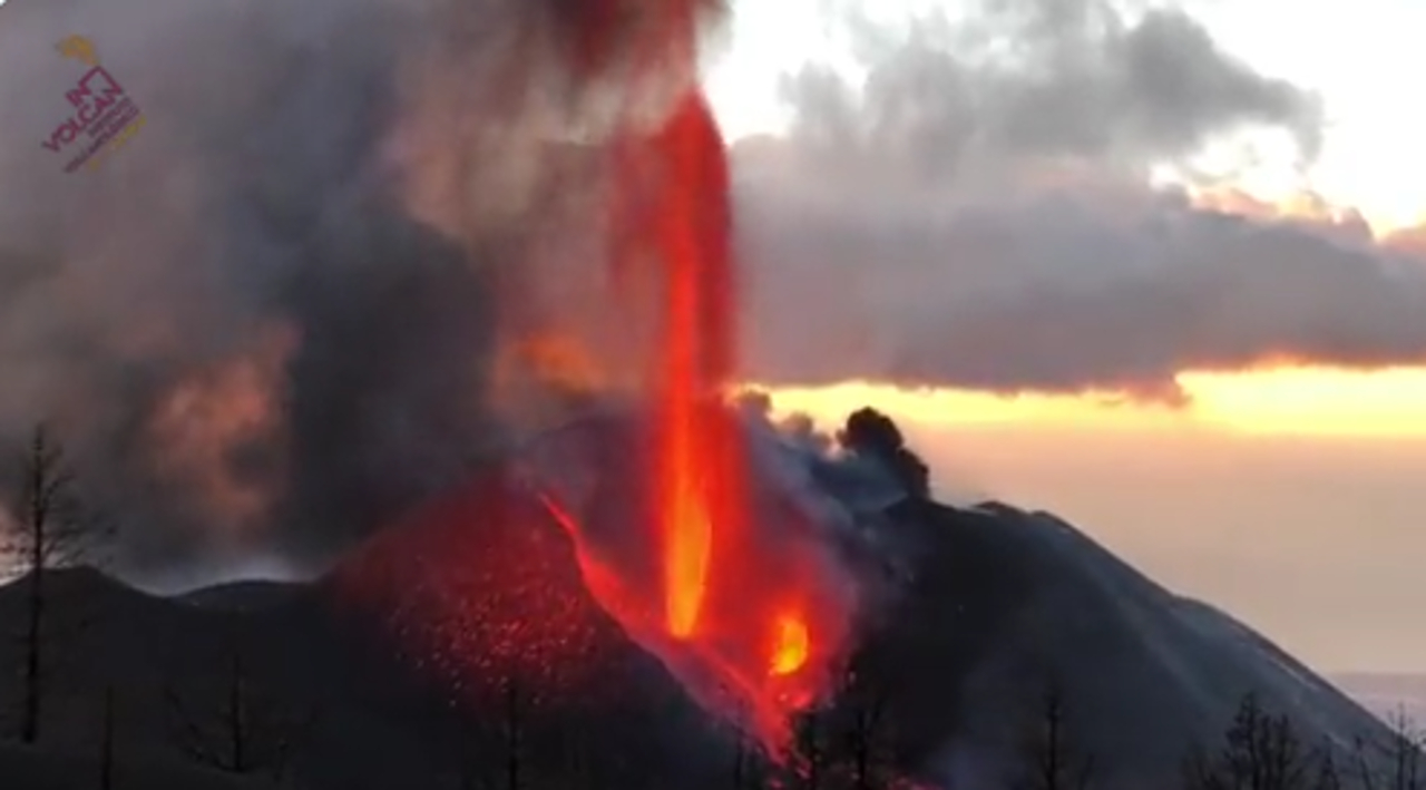 Videos muestran gran actividad del volcán Cumbre Vieja a dos meses de su erupción