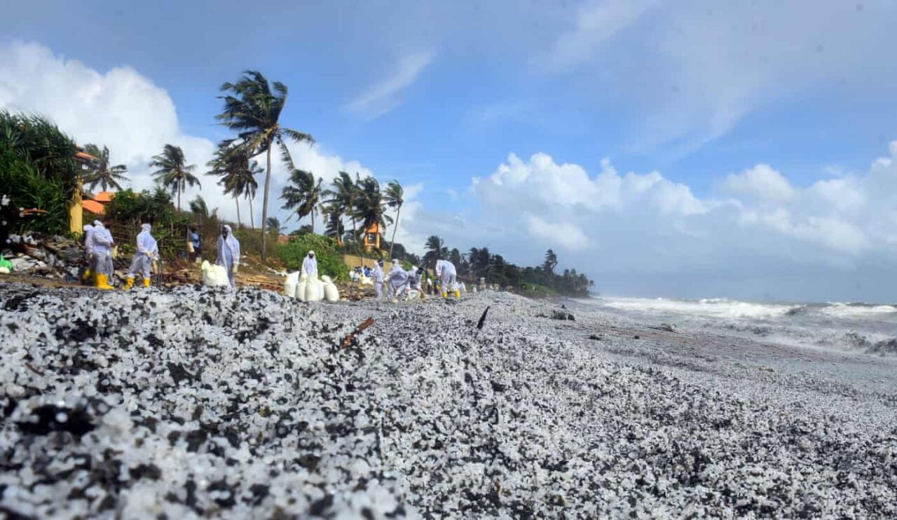 ‘Los nurdles están en todas partes’: cómo los pellets de plástico asolan el paraíso de Sri Lanka