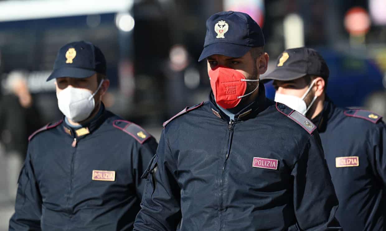 Los policías italianos se oponen a que les envíen cubrebocas rosas para que los usen en servicio