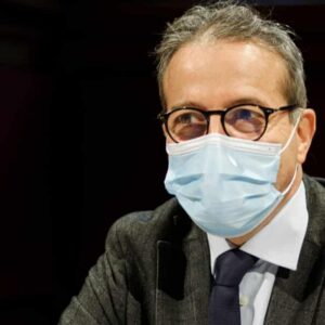 El director de hospitales de París propone cobrar la atención a los pacientes no vacunados
