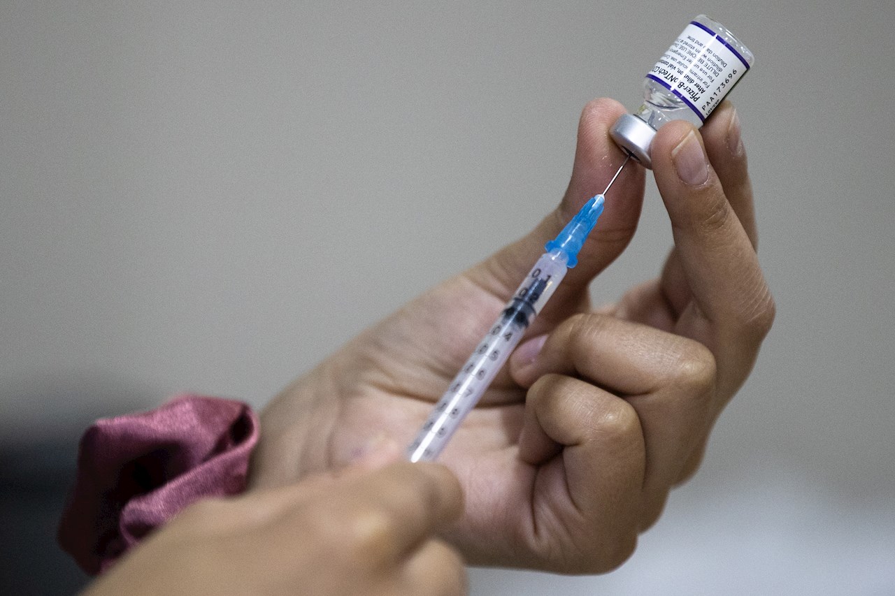 Chile aplica la cuarta dosis de la vacuna contra el Covid-19 ante nuevo repunte