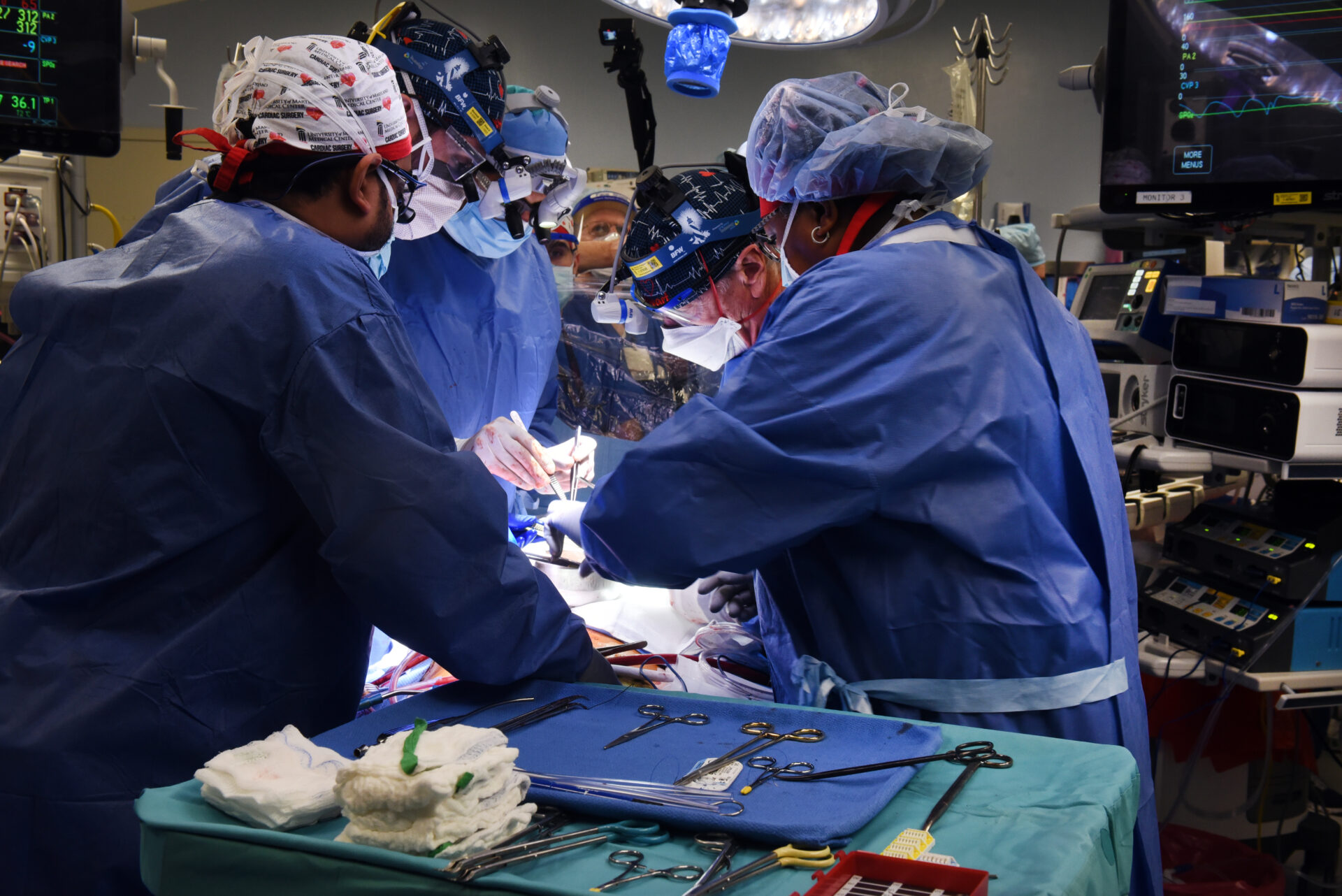 Cirujanos de EU trasplantan corazón de cerdo a un humano con éxito