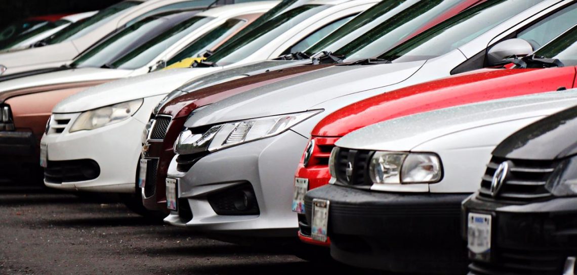 AMLO frena nueva verificación de automóviles; anuncia revisión