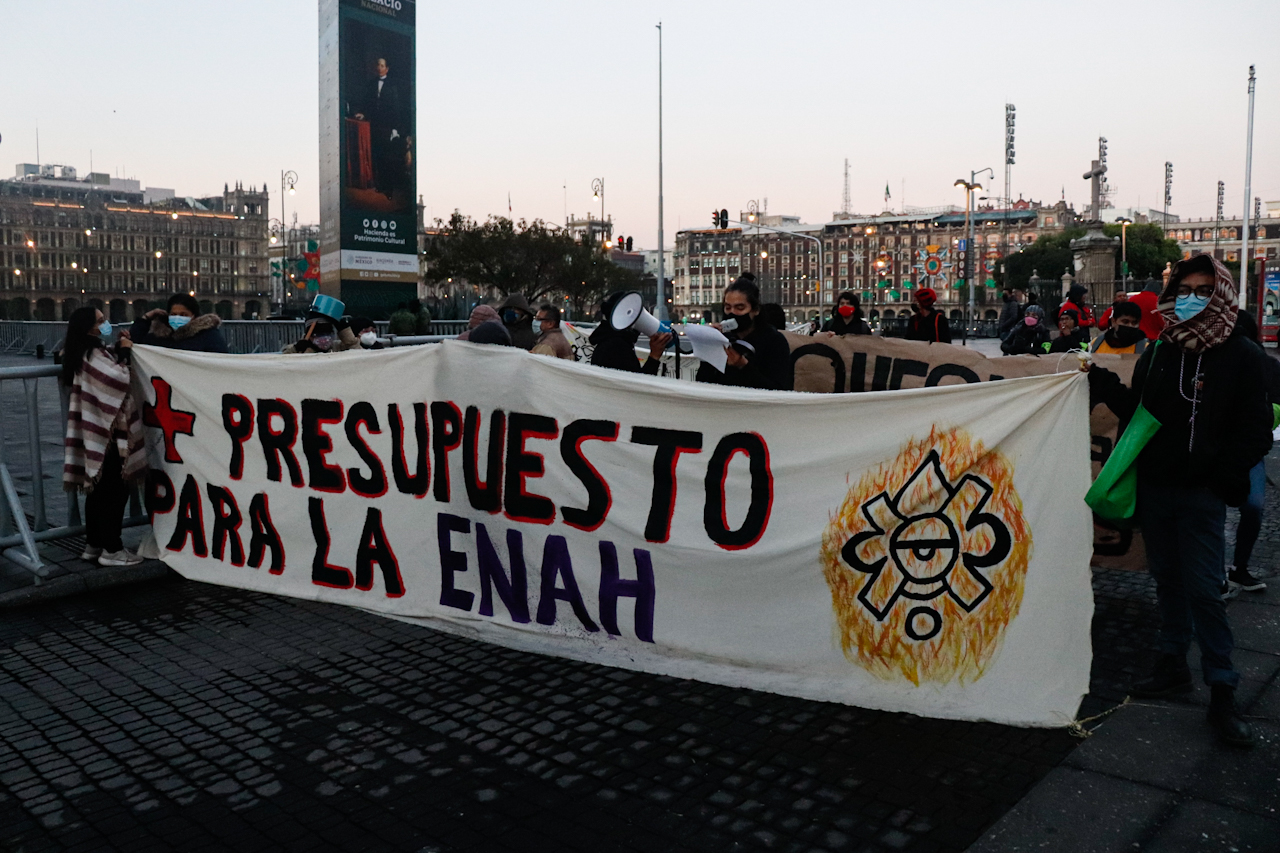 La asamblea general de la ENAH protesta y  entrega carta al gobierno de AMLO