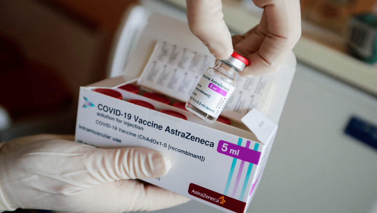 Mielitis transversa, posible reacción adversa de las vacunas anticovid de AstraZeneca y Janssen