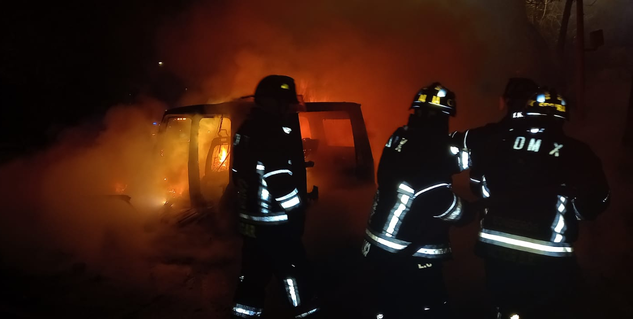 Camioneta de lujo se incendia en Lomas de Chapultepec: hay 2 muertos