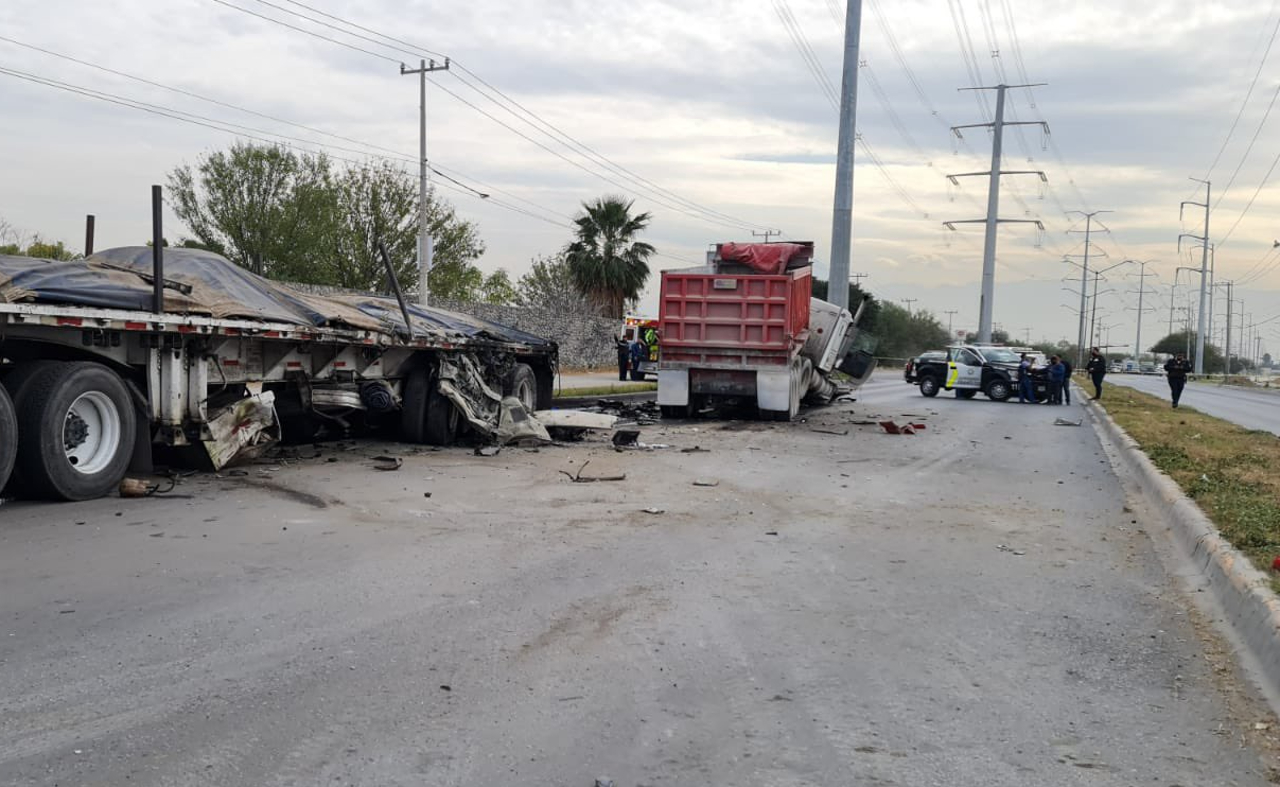 Tráiler embiste auto en Apodaca, Nuevo León: Una familia muere