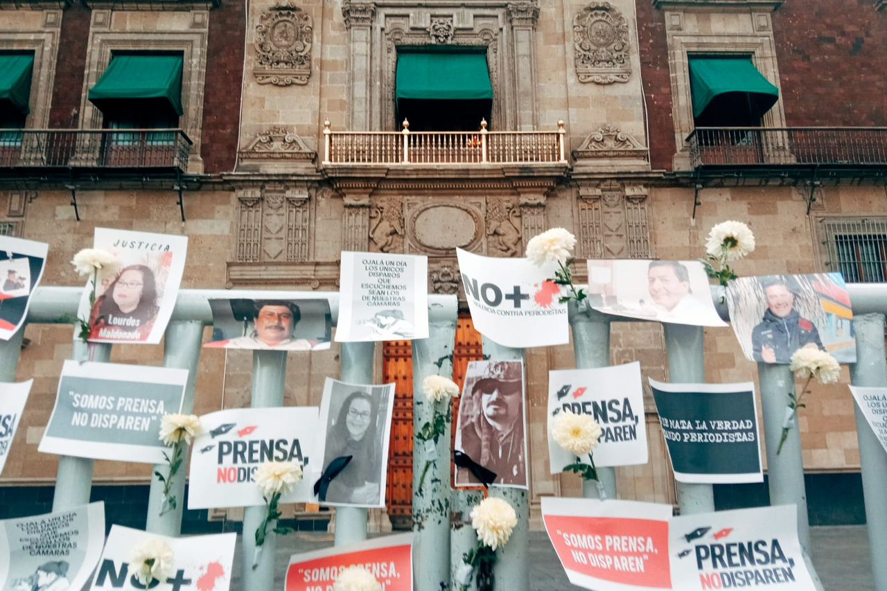 Periodistas protestan en Palacio Nacional con memorial a colegas asesinados