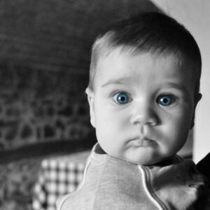 ¿Por qué cambian de color los ojos de los bebés?