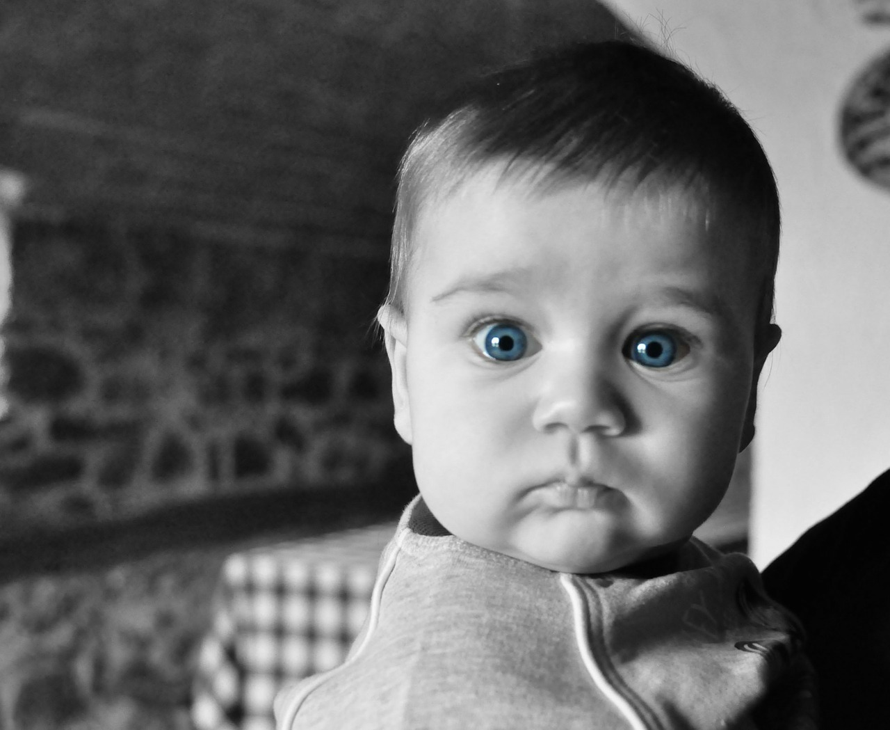 ¿Por qué cambian de color los ojos de los bebés?