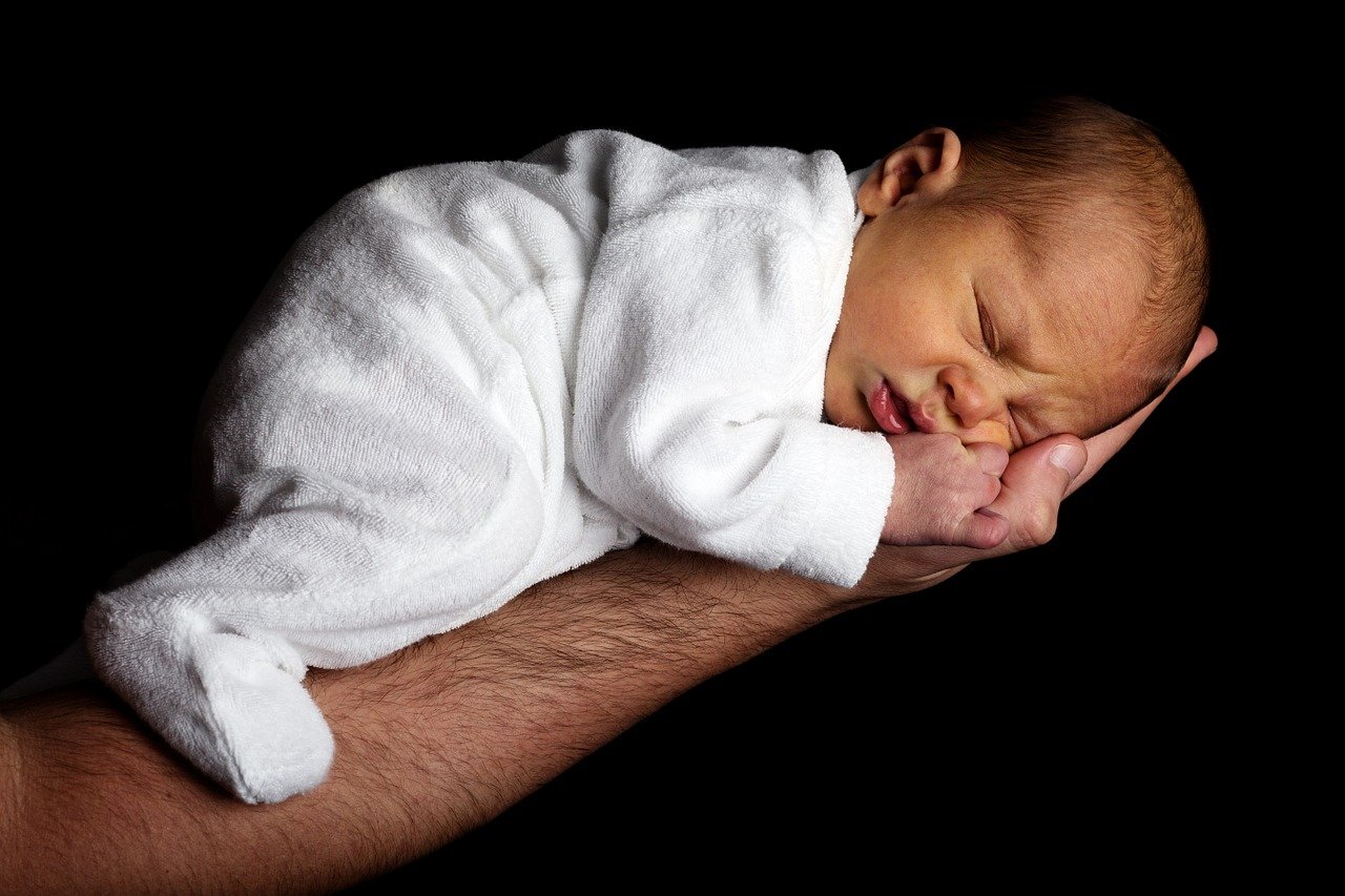 Dormir a un recién nacido: ¿Cómo lograrlo?