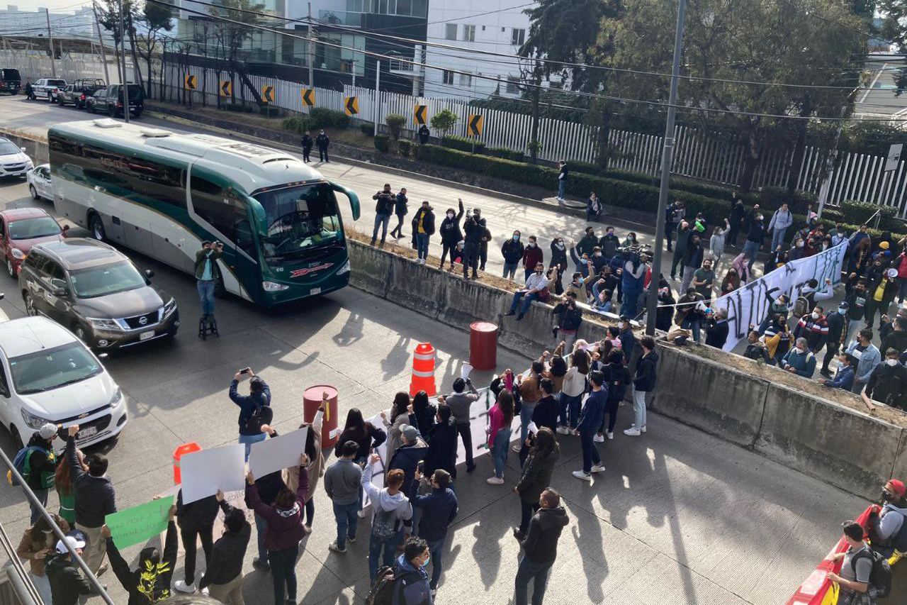 Alumnos del CIDE bloquean la carretera México-Toluca por reforma a estatutos