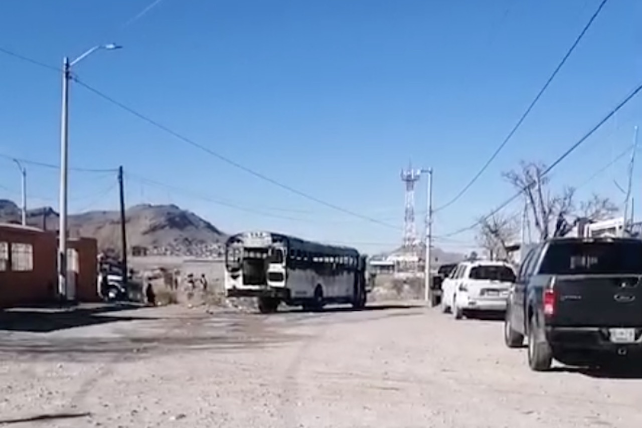 Seis vehículos, dos establecimientos y una caseta de policía son incendiados en Juárez