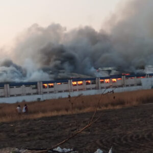 Incendio en la zona industrial de Chalco, Edomex, consume una bodega