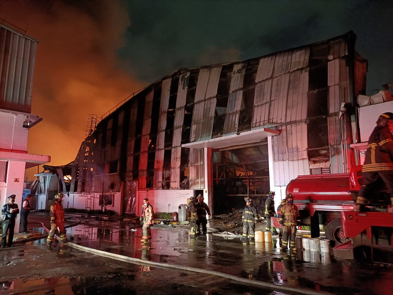 Un incendio consume una fábrica de Azcapotzalco, CDMX