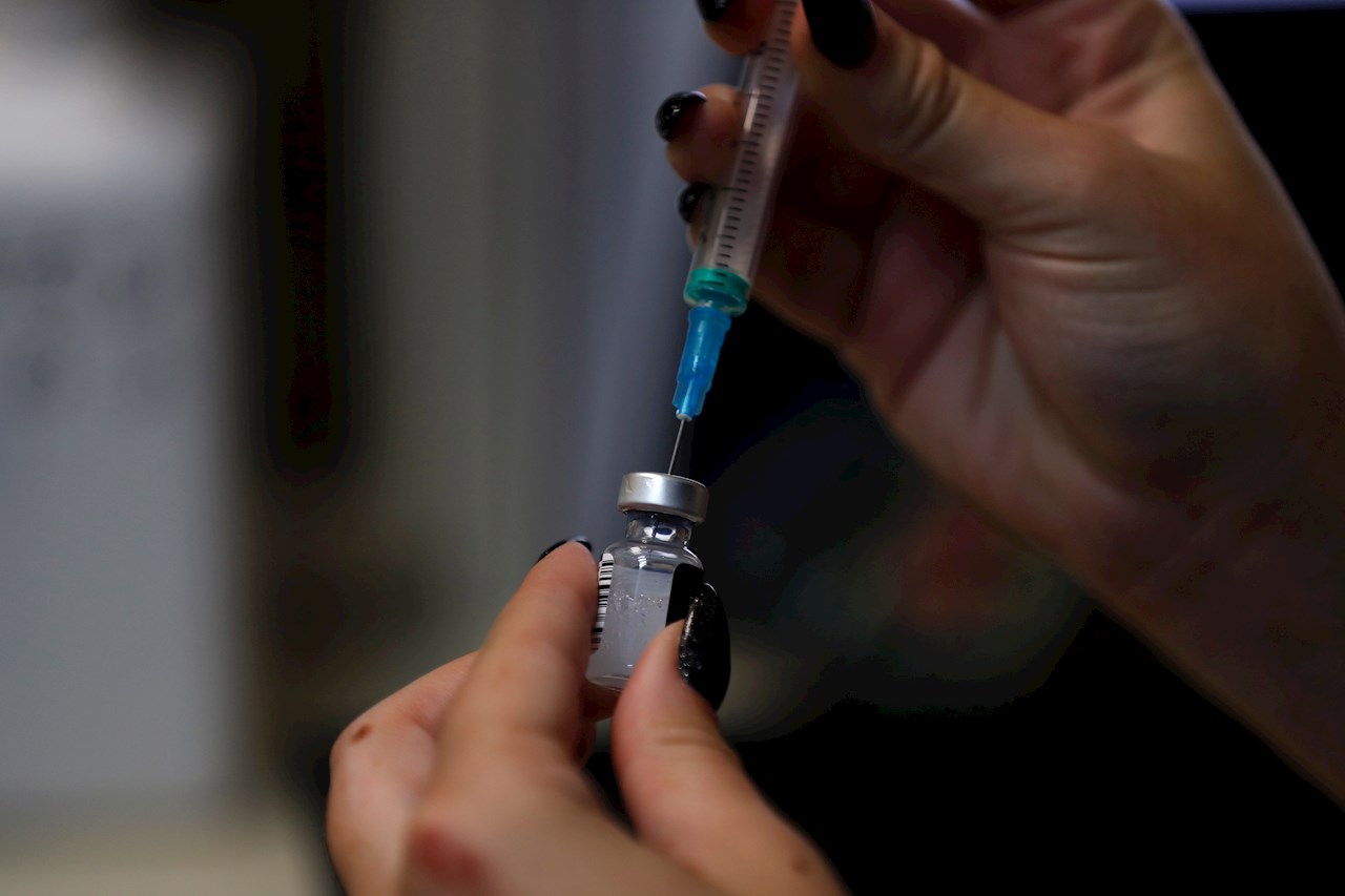 Israel aprueba una cuarta dosis de vacuna y la pastilla anticovid de Merck