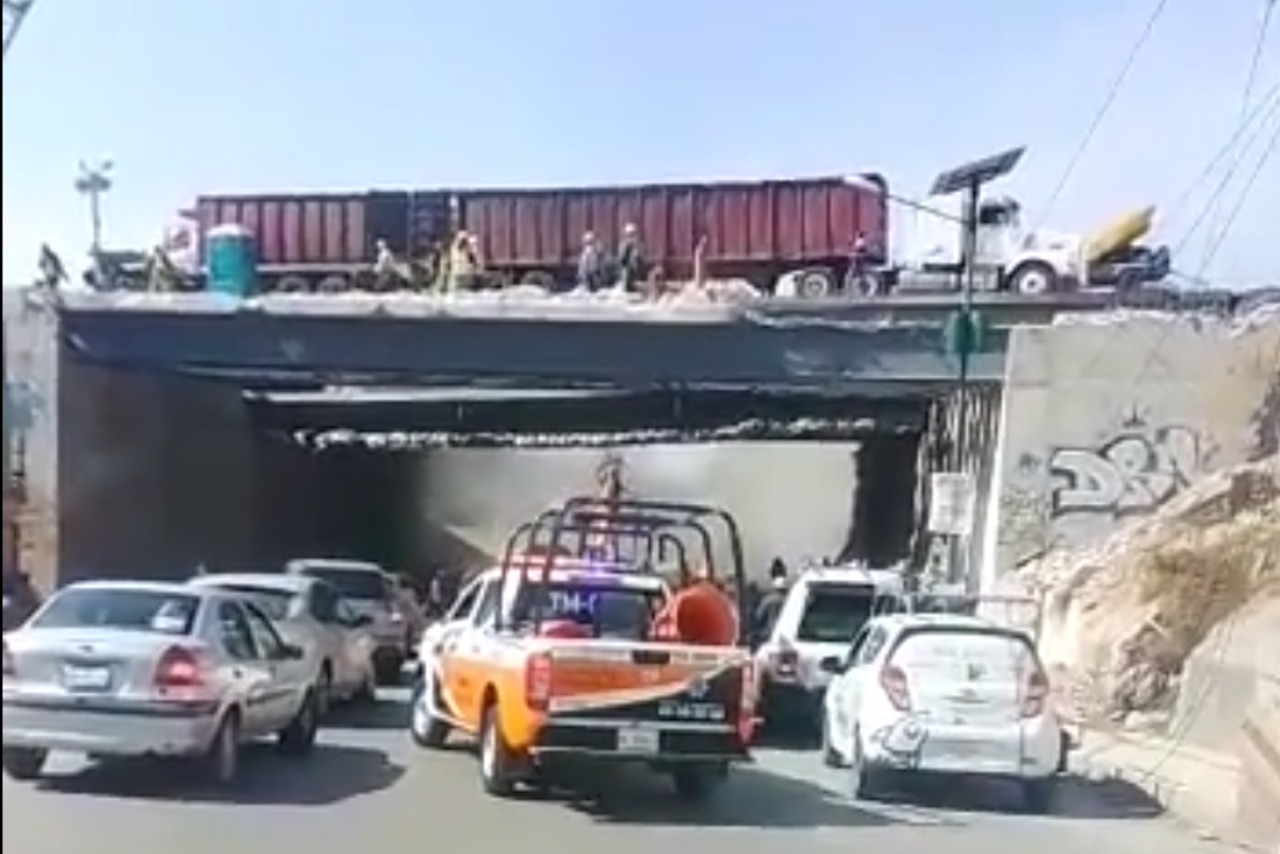 Parte de puente vehicular se desprende en la carretera México-Pachuca