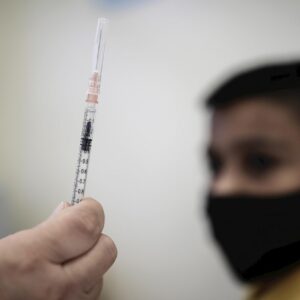 EU autoriza refuerzo para niños de 5 a 11 años de la vacuna contra el covid