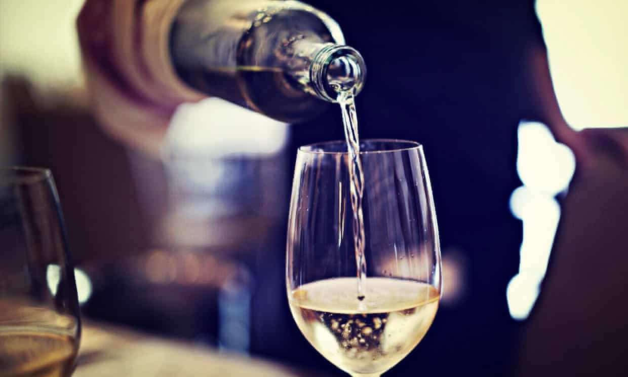 Dos copas de vino pueden superar el límite diario de azúcar, advierten los expertos británicos