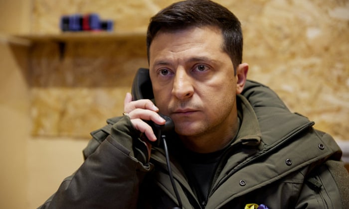 El teléfono se ha convertido en el arma más eficaz del presidente ucraniano, Volodymyr Zelenskiy