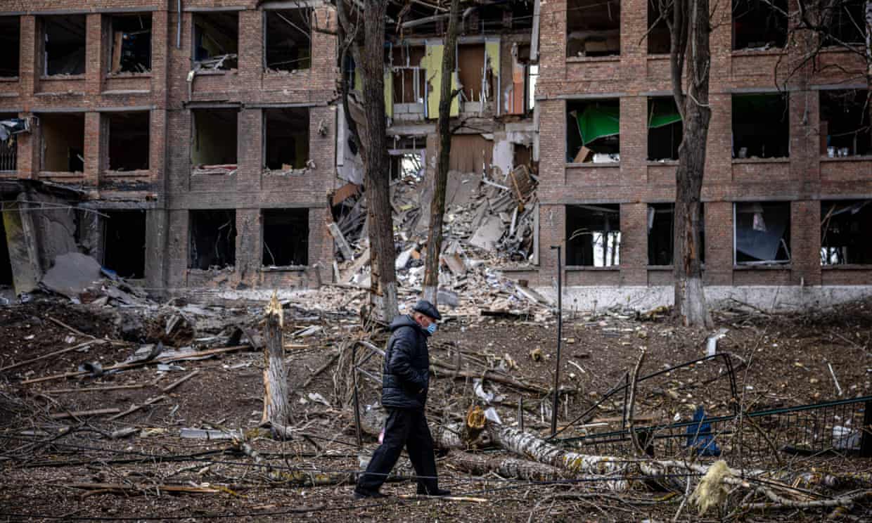 Guerra en Ucrania: el rublo ruso, afectado por las sanciones, cae mientras Zelenskiy habla sobre las 24 horas ‘cruciales’