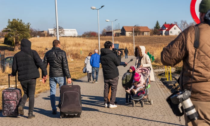 Miles de ucranianos huyen del país tras la invasión rusa