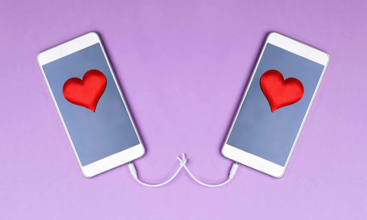 La era de la hambruna de la intimidad: cuando interactuamos con nuestros celulares en lugar de con nuestros seres queridos