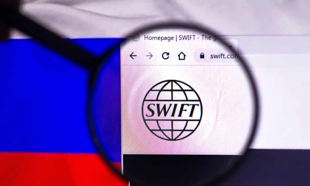 ¿Qué es el sistema SWIFT y qué se lograría con la exclusión de Rusia?