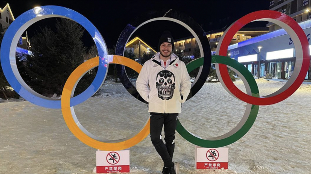 El mexicano Jonathan Soto completa la prueba de esquí alpino en Beijing 2022