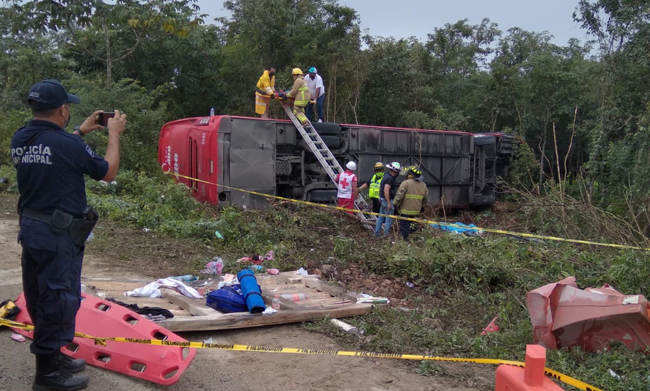 Camión de ADO se accidenta en la Mérida-Cancún; hay al menos 8 muertos