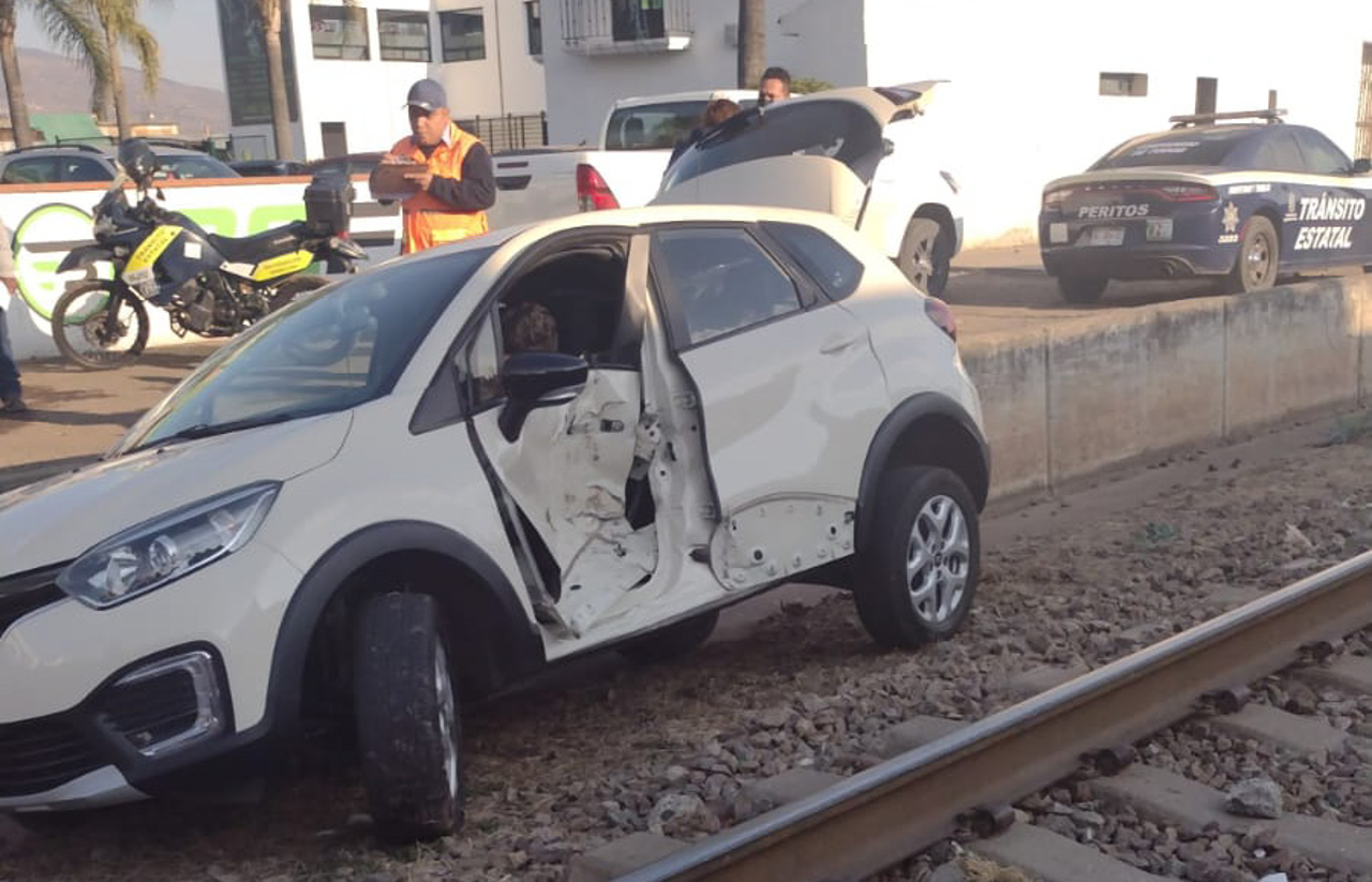 Auto es golpeado por tren en Morelia al intentar ganarle el paso
