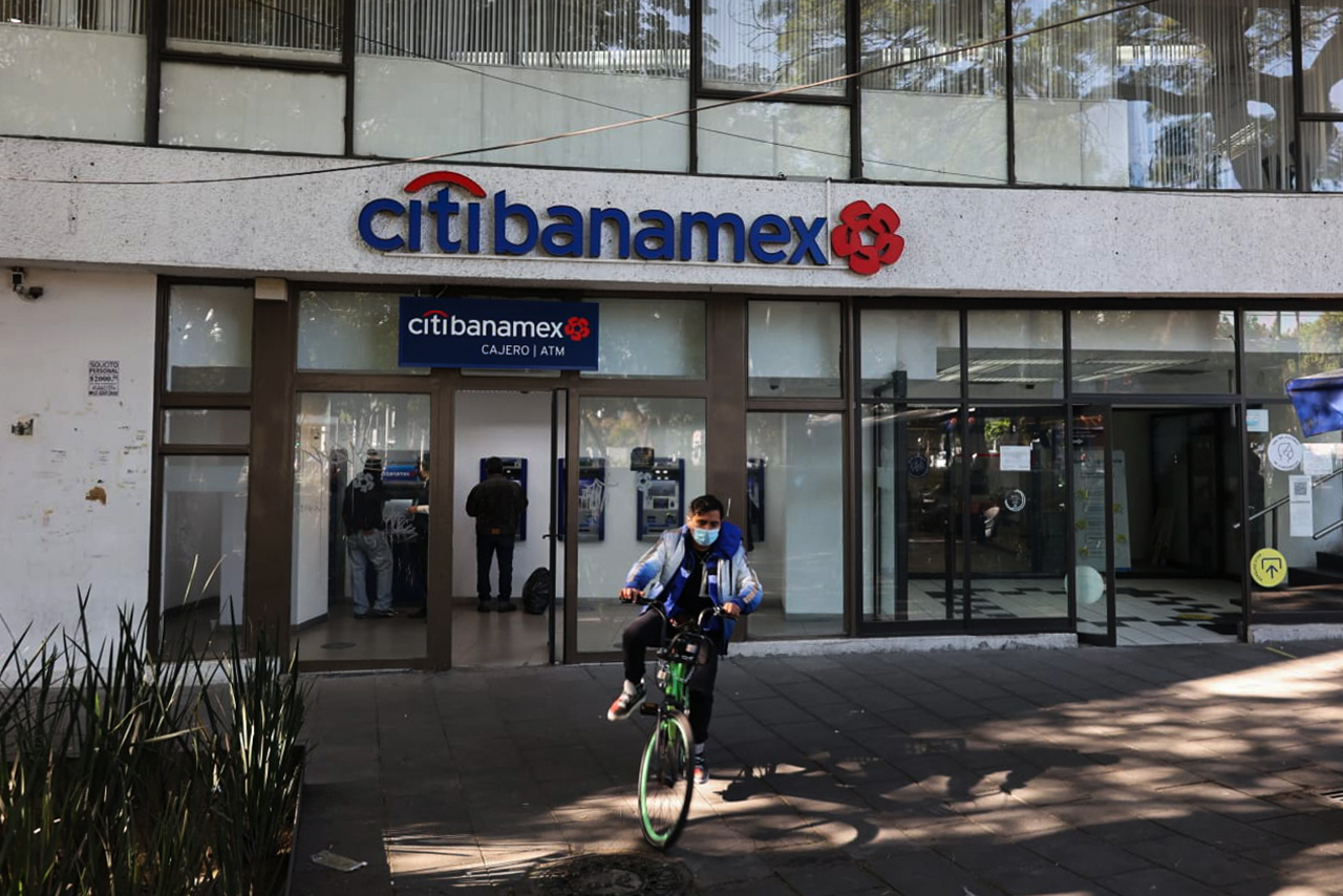 La venta de Banamex continúa y se dará preferencia a compradores mexicanos: AMLO