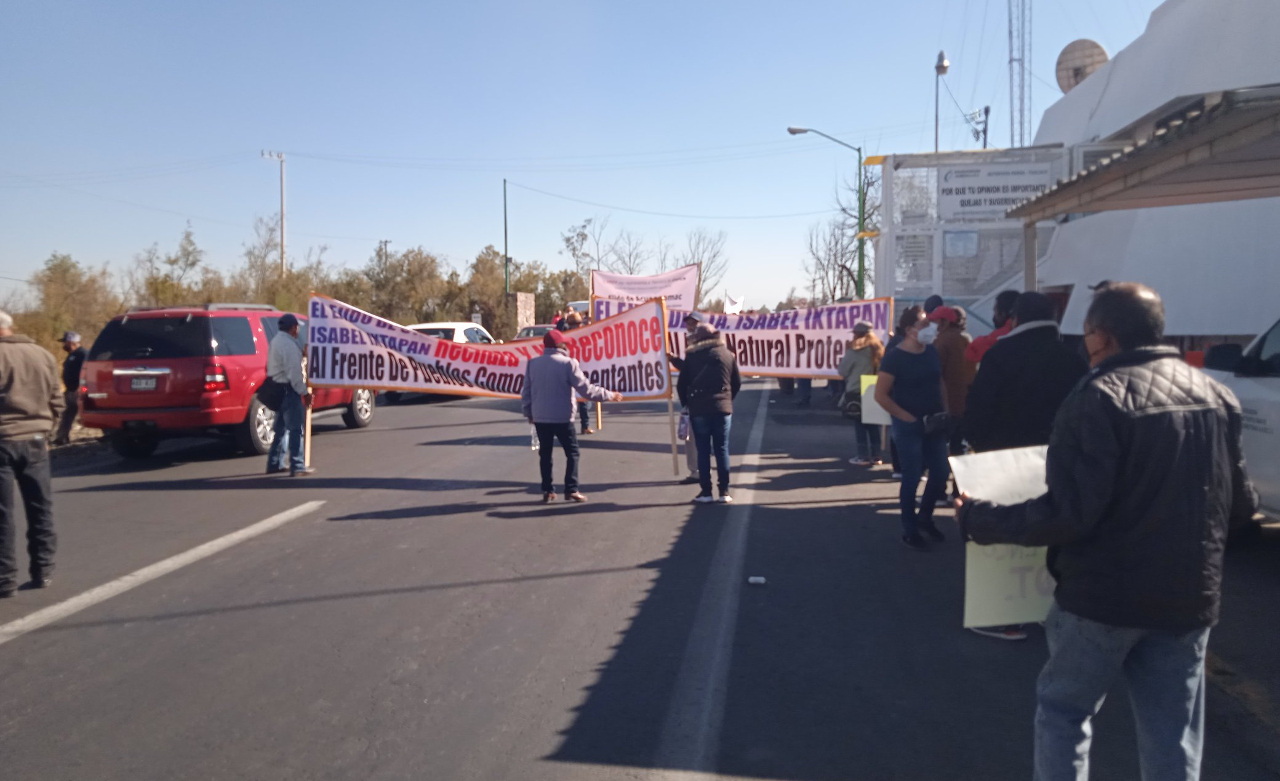 Ejidatarios bloquean la carretera Texcoco-Lechería por expropiación de terrenos