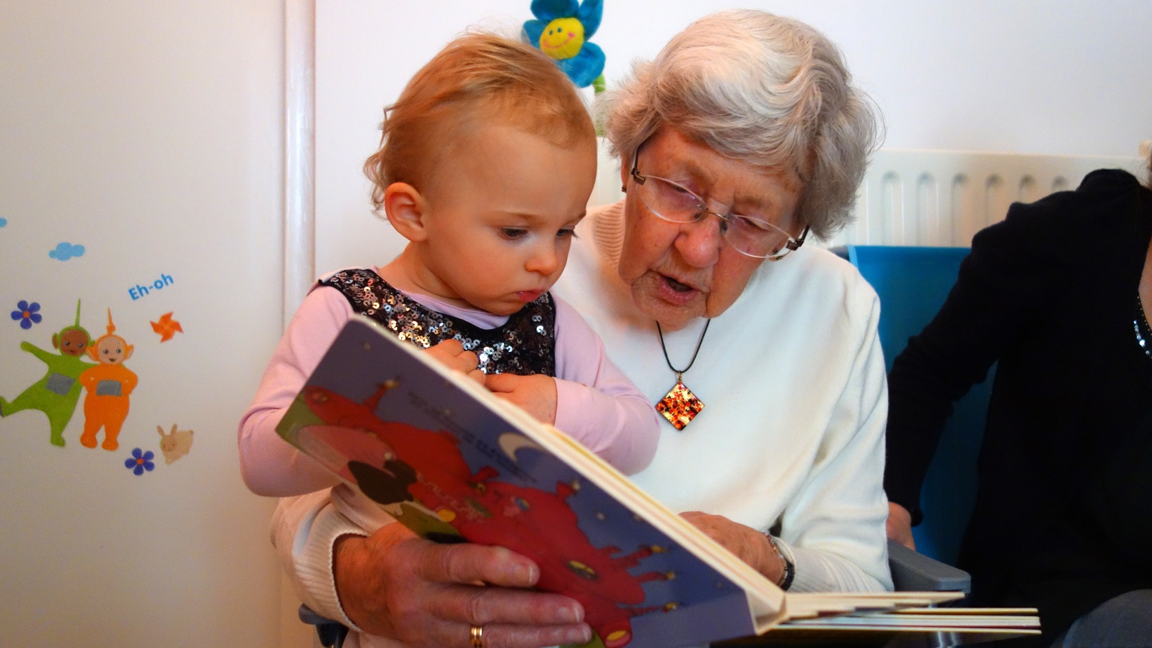 Las abuelas se sienten más conectadas emocionalmente con sus nietos que con sus propios hijos