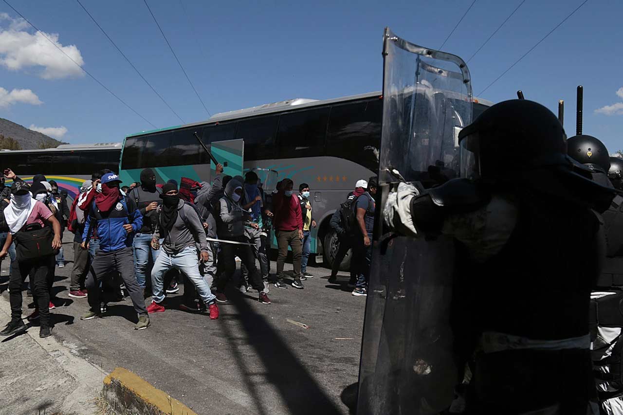 Enfrentamiento entre normalistas y la GN deja 14 heridos en la Autopista del Sol