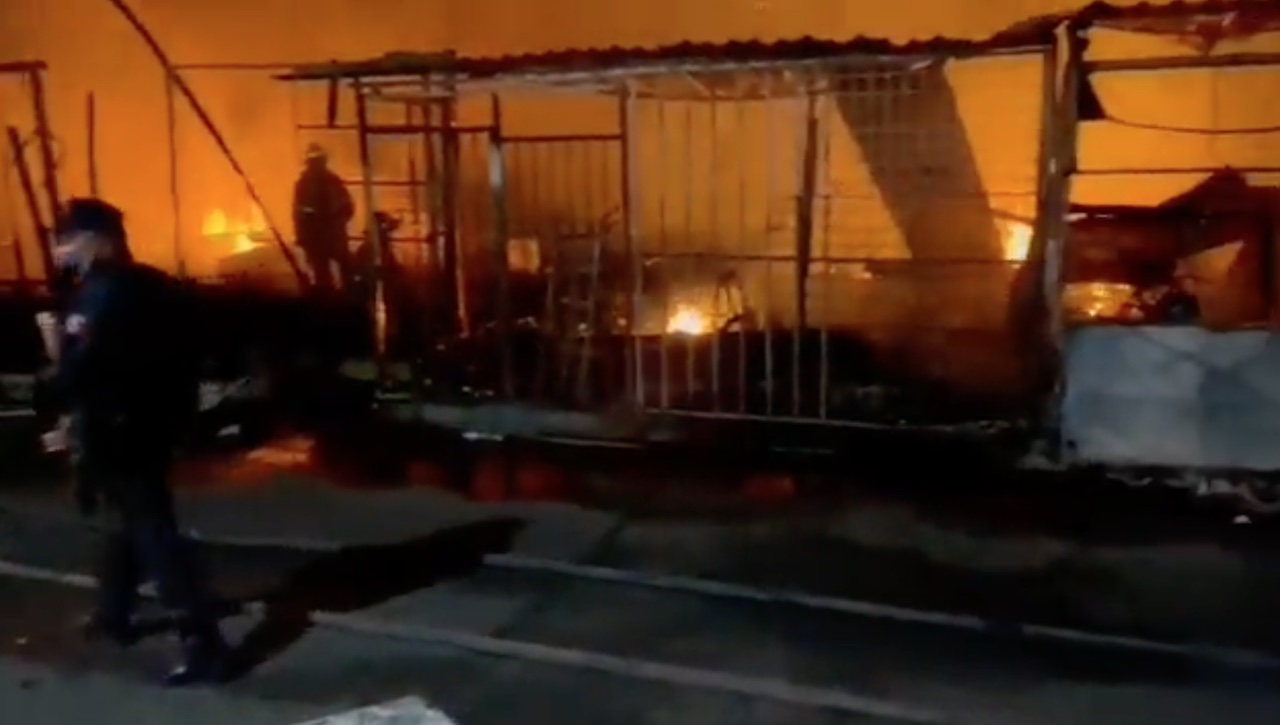 Incendio consume al menos 80 puestos de un tianguis en Acapulco