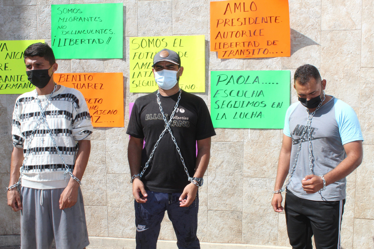 Migrantes son desalojados en BC y en Chiapas se encadenan como protesta