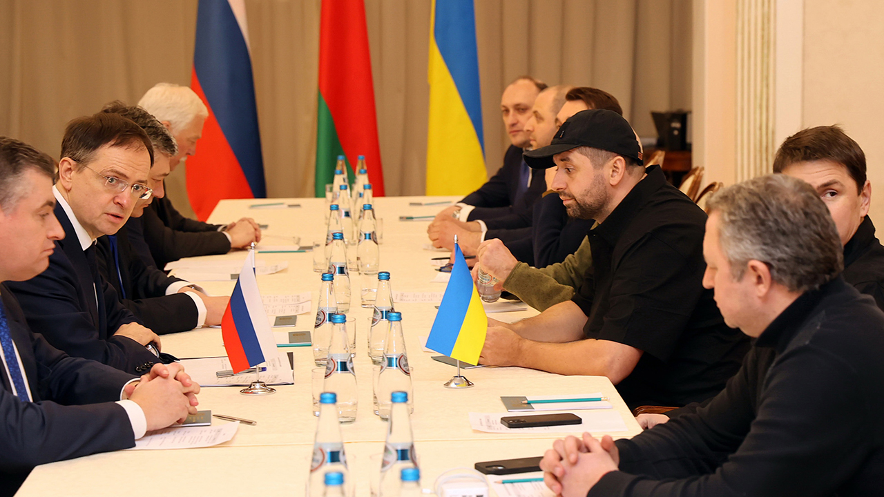 Ucrania y Rusia negocian, mientras la UE coordina el envío de armas