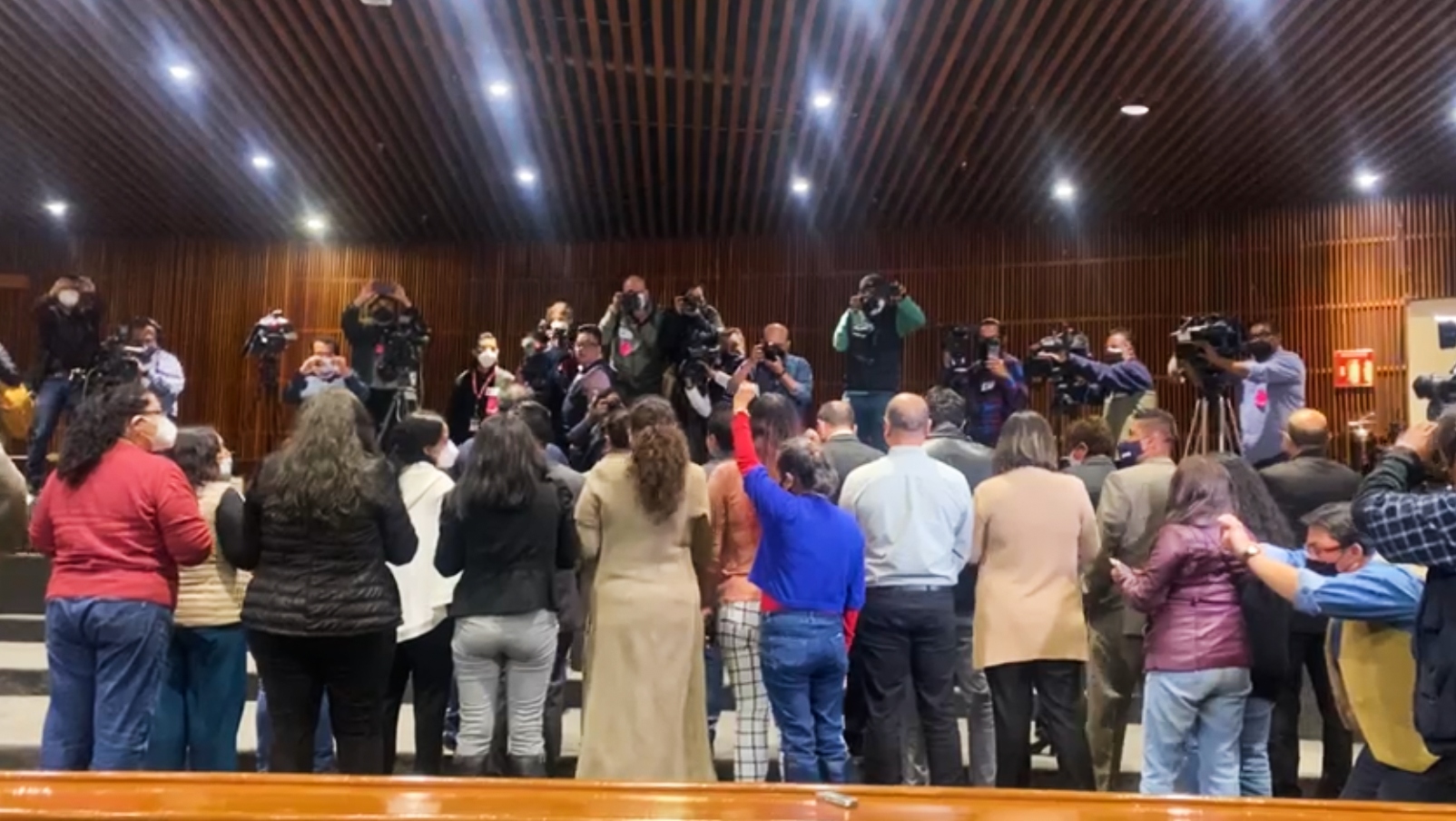 Periodistas dan la espalda al pleno de la Cámara de Diputados y exigen justicia