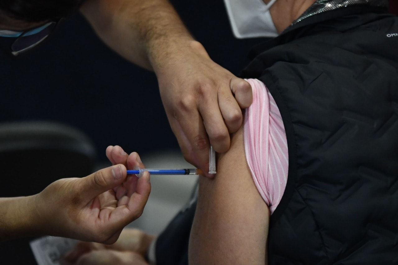 León aplica vacuna de refuerzo a personas de 40 a 49 años: fechas y sedes