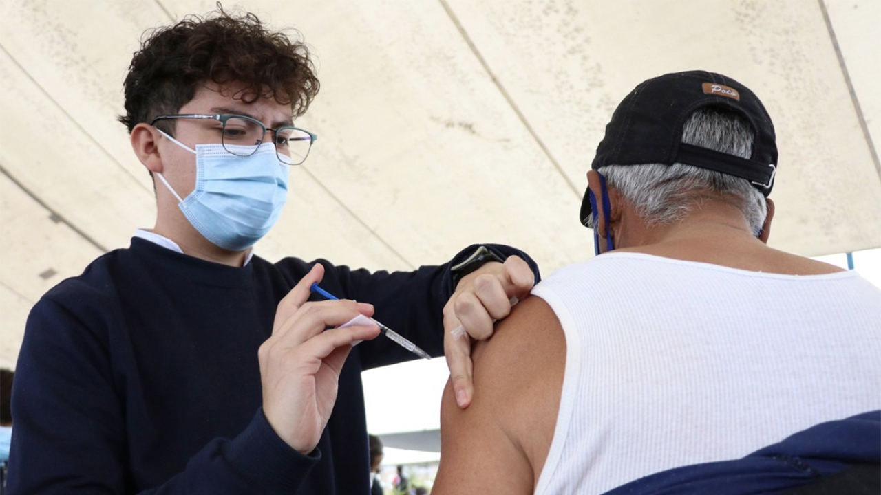 La vacuna de refuerzo contra covid llega a Puebla: horarios, sedes y fechas
