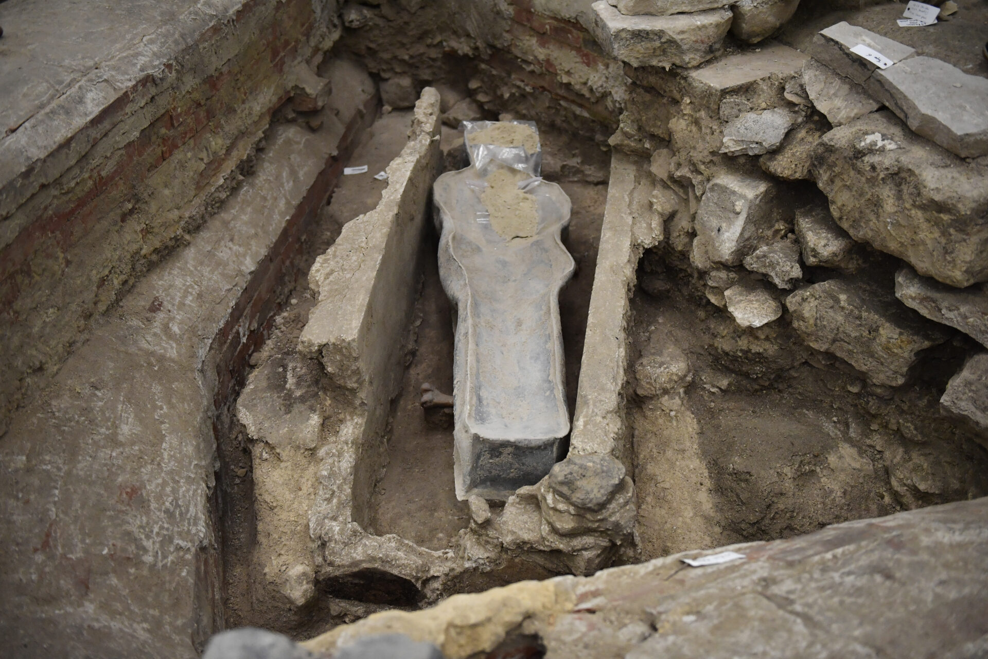 Un sarcófago es descubierto en la catedral de Notre Dame