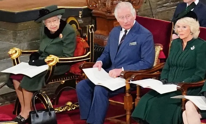 La reina asiste al servicio de acción de gracias del príncipe Felipe