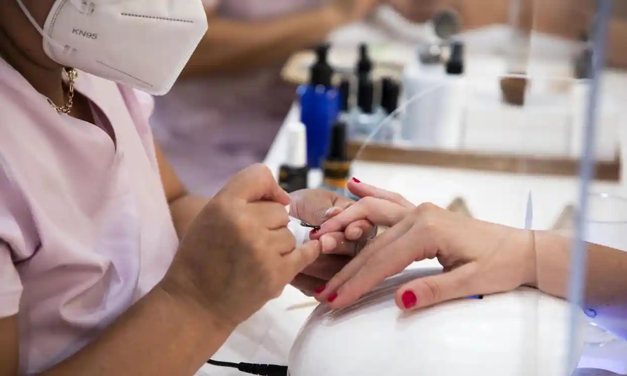 Largas horas, productos químicos peligrosos: las trabajadoras de los salones de uñas luchan por un cambio en el sector