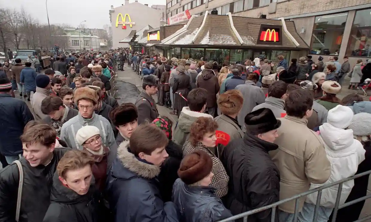 La guerra de Putin cerró todos los McDonald’s de Rusia, recuerdo la emoción cuando abrieron por primera vez