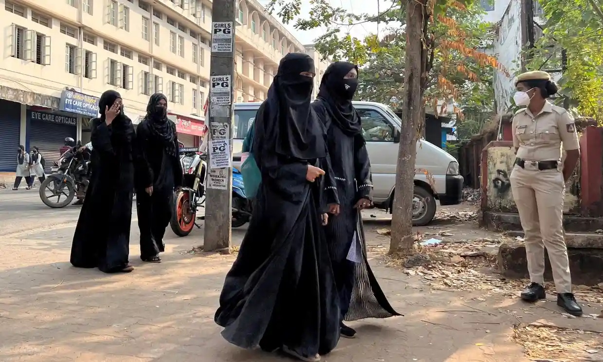 El tribunal indio de Karnataka confirma la prohibición del hiyab en las universidades